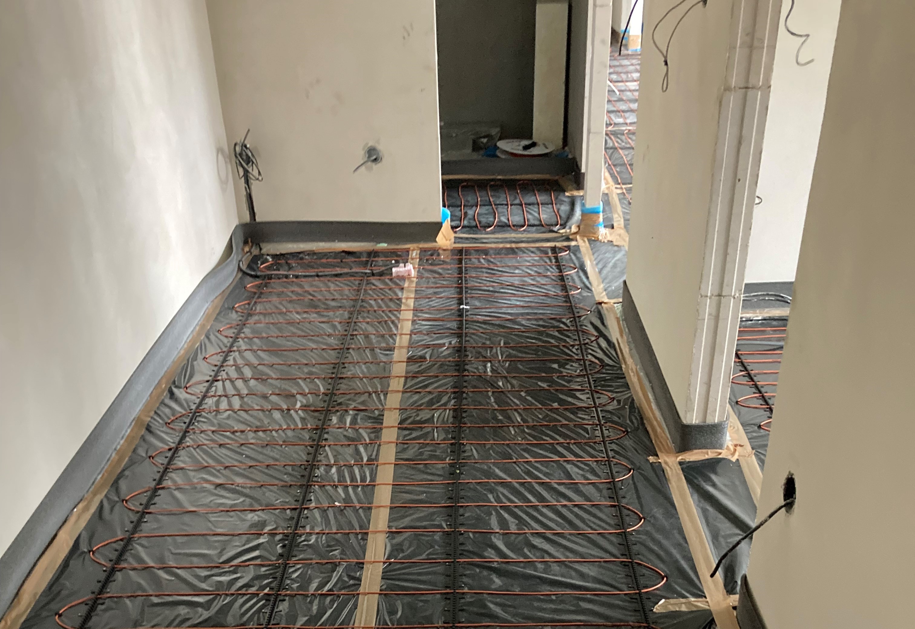 Elektrick� podlahov� topen� D��ina