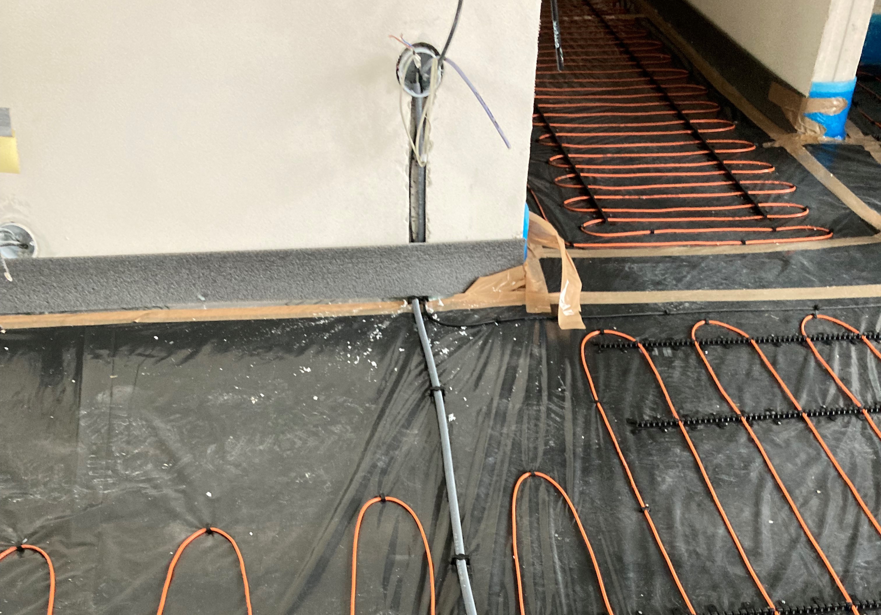 Elektrick� podlahov� topen� D��ina