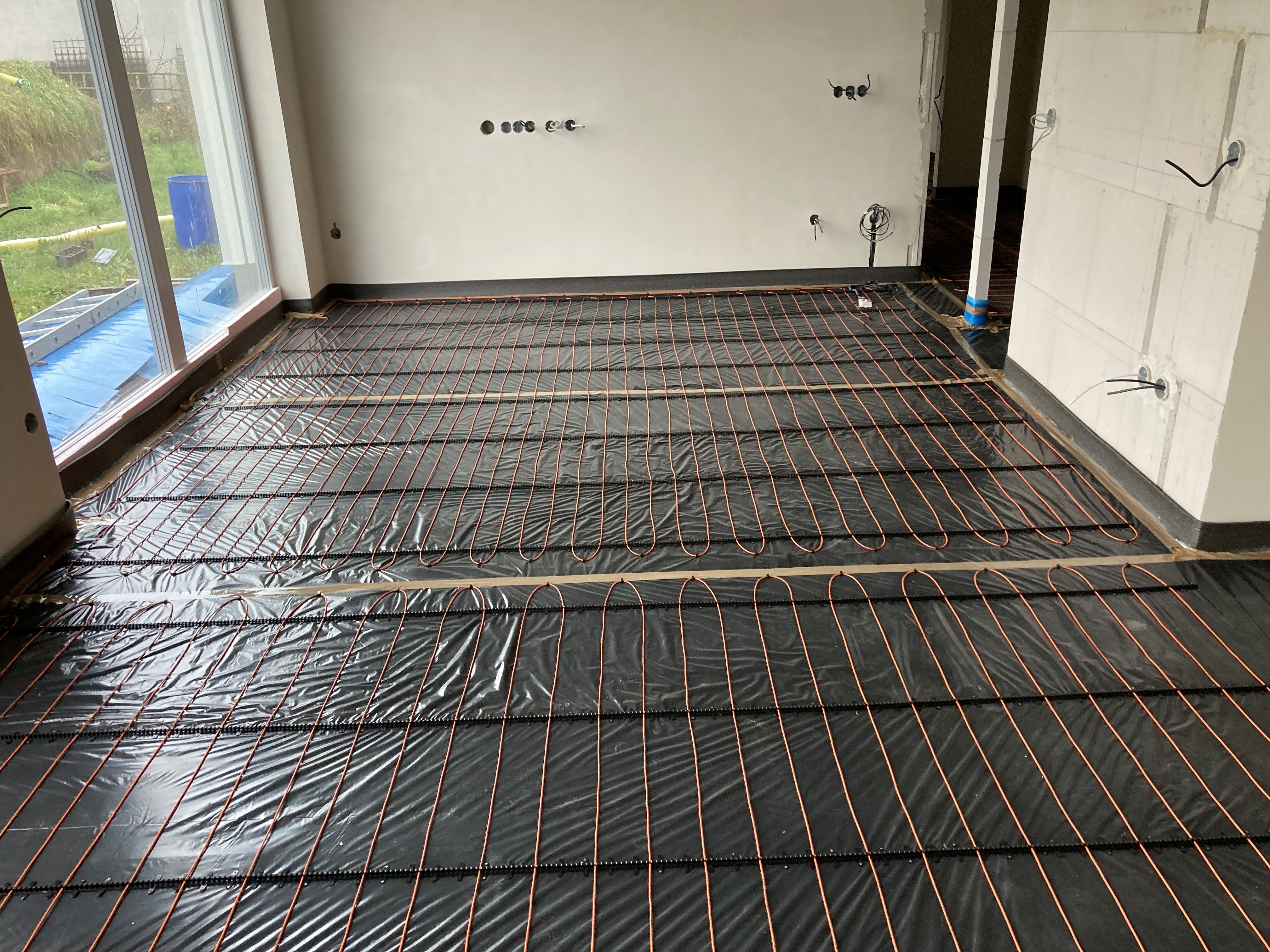 Podlahov� topen� Plze�